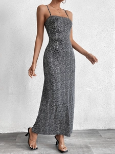 Vue détaillée de l'imprimé géométrique noir et blanc sur cette robe longue moulante