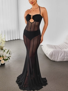 Détails d'une robe longue noire en maille transparente avec licou et ourlet à volants