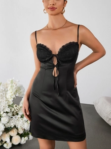 Détail de la robe nuisette en satin noir avec dentelle délicate et découpe à lacets