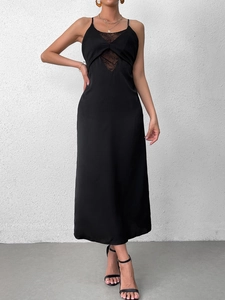 Détail de l'encolure en V profonde avec dentelle noire élégante sur la robe en satin