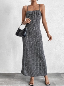 Détails de la robe longue moulante pour femme avec motif à chevrons noir et blanc