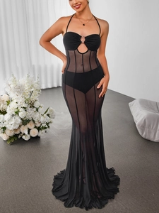 Détail de robe dos nu en tulle noir avec découpe, anneau métallique et ourlet à volants