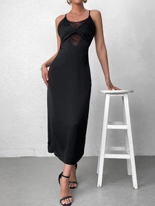 Détail du patchwork en dentelle sur cette robe mi-longue élégante en satin noir