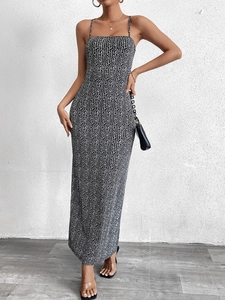 Détail du tissu à motif chevrons extensible sur une robe longue moulante élégante