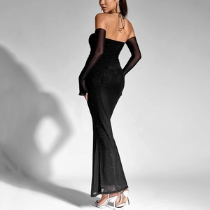 Elegante abito da sera a sirena con paillettes nere, maniche abbinate e taglio lungo