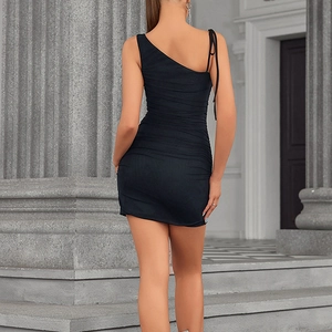 Robe courte sexy noire à une épaule, froncée avec fente latérale et coupe ajustée