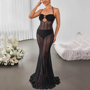 Robe longue sexy noire à licou en maille avec anneau métallique et ourlet à volants