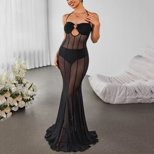 Robe longue noire en mesh avec licou, découpe sexy et ourlet sirène élégant