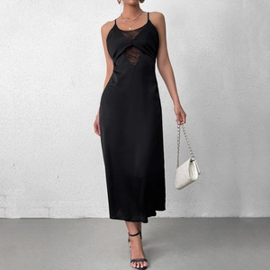 Robe longue noire élégante en satin avec dentelle et dos nu pour un look de soirée chic