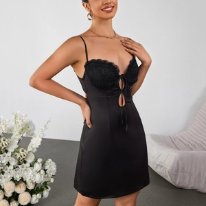 Mini-robe sexy en satin noir avec patchwork de dentelle et découpe à nouer