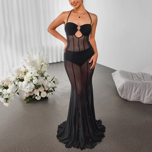 Robe longue sexy noire dos nu en maille transparente avec anneau et ourlet de sirène