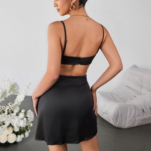 Mini robe élégante en satin noir à fines bretelles avec design dos nu pour femmes