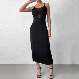 Robe midi élégante en satin noir avec dentelle et dos nu à fines bretelles croisées