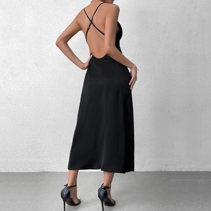 Robe midi noire dos nu élégante en satin avec fines bretelles croisées pour femmes