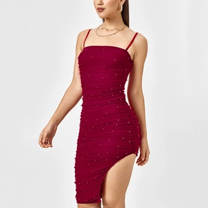 Elegantes weinrotes gerafftes Minikleid mit Perlen und sexy Seitenschlitz Design