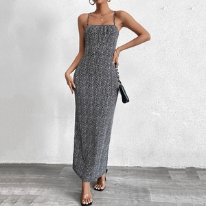Robe longue moulante en soie glacée avec imprimé chevrons noir et blanc et dos nu sexy