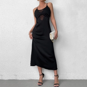 Robe midi élégante en satin noir avec patchwork en dentelle et bretelles croisées