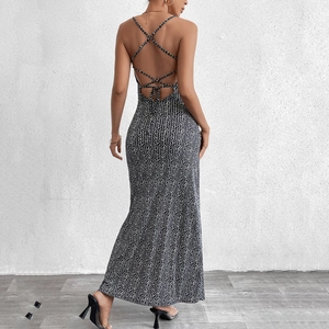 Robe longue moulante dos nu sexy avec motif à chevrons noir et blanc et lacets au dos
