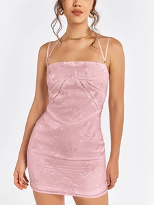 Détail de robe en satin jacquard rose avec design ajouré et décolleté licou élégant