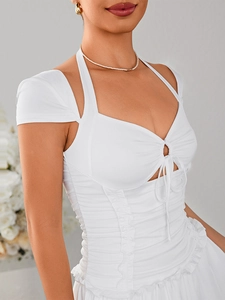 Détail du haut dos nu blanc avec cordon de serrage froncé et texture en maille