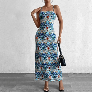 Robe longue sexy en soie glacée avec imprimé géométrique et dos nu à lanières