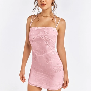 Mini robe rose en satin jacquard avec détails en dentelle et dos nu sexy pour femme