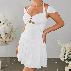 Robe dos nu blanche avec détails ajourés, taille froncée et ourlet à volants élégant