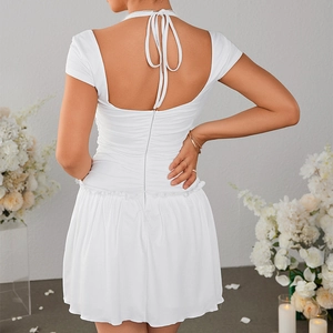 Robe dos nu blanche avec détails froncés et ourlet à volants pour femme