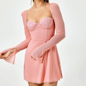 Abito corto in mesh rosa con ricami floreali e maniche lunghe svasate da donna