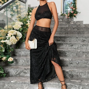 Ensemble deux pièces en dentelle noire avec haut licou et jupe longue à fente haute