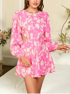 Nahaufnahme des rosa Blumenkleides mit Taillenausschnitt und Laternenärmeln