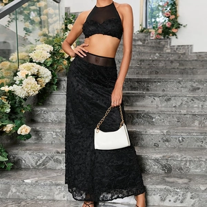 Ensemble chic deux pièces en dentelle noire avec haut licou et jupe longue taille haute