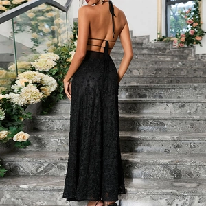 Ensemble élégant en dentelle noire avec top dos nu licou et jupe longue taille haute