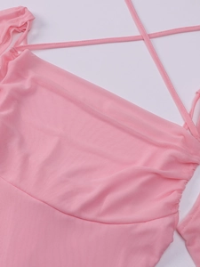 Détail de la robe en tulle rose avec texture plissée et liens de cou licou délicats