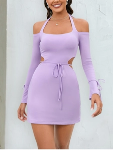Détail de la robe licou lilas avec découpes à la taille et lacets sur les manches