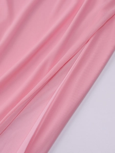 Détail du tissu en maille fine rose montrant la texture respirante et les plis doux