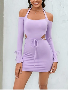 Détail de la robe licou lilas avec découpes latérales et nœuds décoratifs aux manches