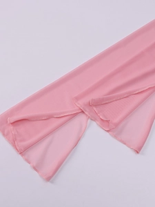 Détail de la robe rose en tulle montrant la fente haute et les coutures de finition