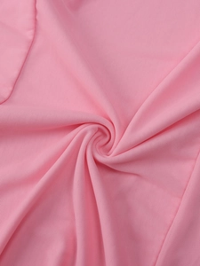 Détail macro du tissu en maille rose respirant à haute élasticité et texture douce