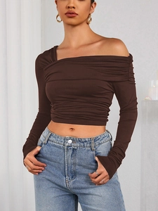 Détail du crop top froncé à épaules dénudées en soie de lait marron à manches longues