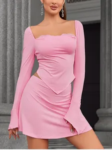 Dettaglio del top rosa in seta di latte con pizzo e orlo irregolare per abito sexy
