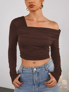 Détail du haut court marron ajusté avec texture froncée et décolleté asymétrique chic