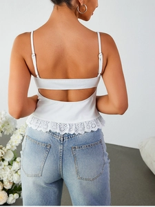 Détail de la dentelle blanche brodée et du design dos nu sexy sur le haut court court