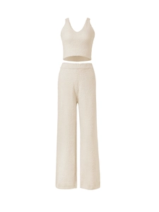 Détail d'un ensemble deux pièces en tricot avec crop top col V et pantalon large taille haute