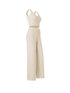 Détail de la texture bouclée crème de l'ensemble caraco court et pantalon taille haute