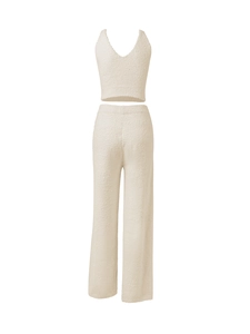 Détail de la maille blanche d'un ensemble crop top col V et pantalon taille haute