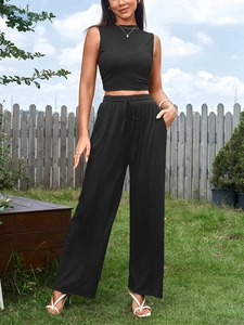Détail du pantalon large à taille haute avec cordon et poches dans l'ensemble noir