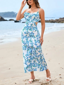 Détail d'une robe longue en satin à fleurs blanches avec col bénitier et découpes latérales