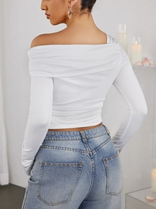 Vue arrière du haut blanc à épaules dénudées avec détails froncés et jean en denim