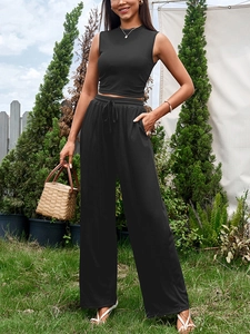 Détail de l'ensemble noir en maille côtelée avec crop top et pantalon large à cordon